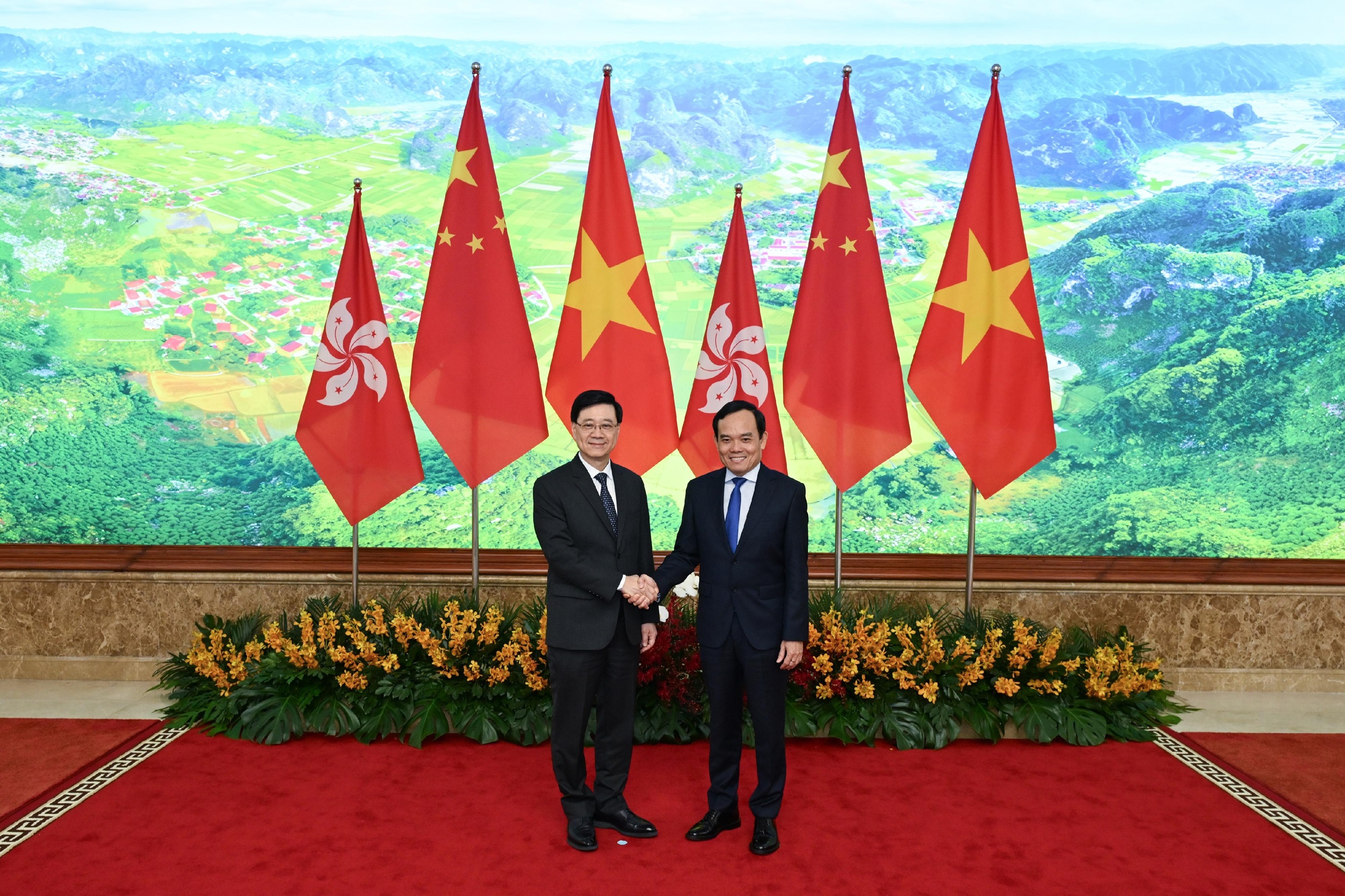 Mr Lee (left) meets with the Deputy Prime Minister of Vietnam Mr Tran Luu Quang (right).