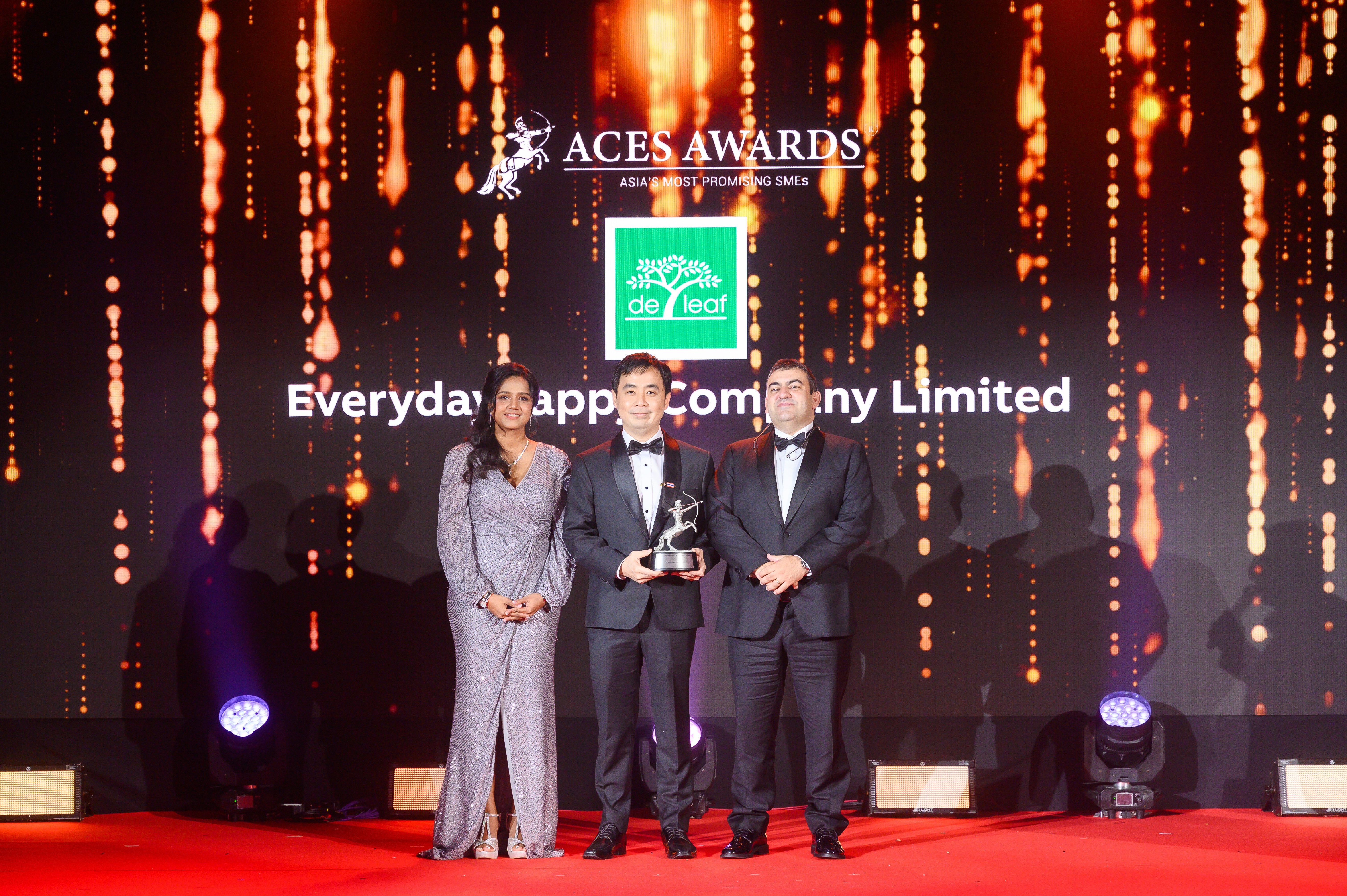 Mr. Supachai Jupanish, General Manager of Everydayhappy Company Limited (centre), proudly receives the Asia